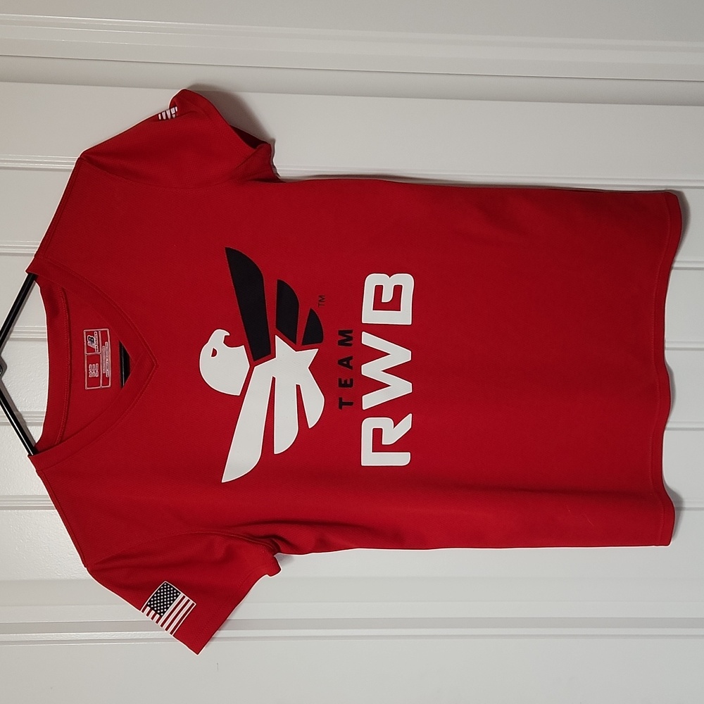 Woman's Team RWB Tech Tshirt Vneck new balance